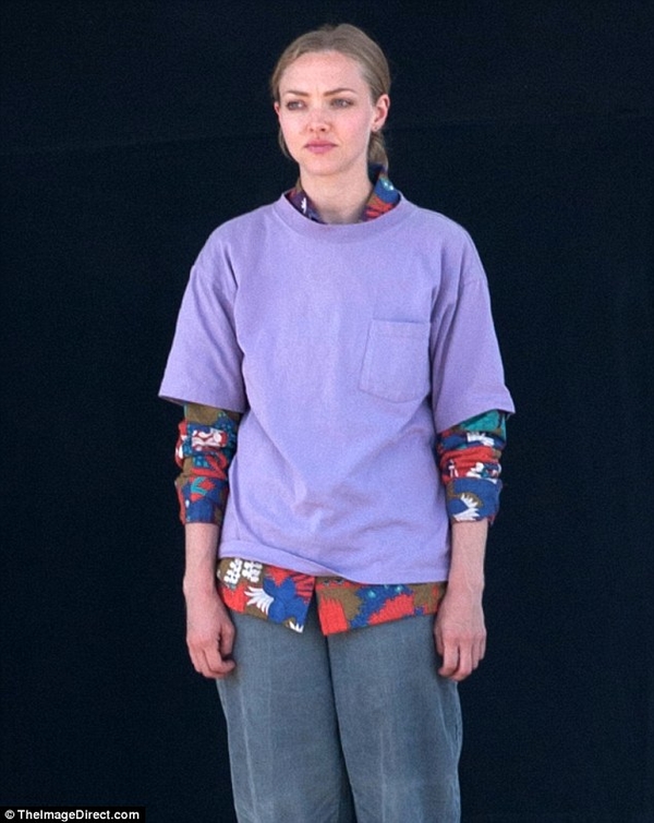 Аманда Сейфрид надела странный наряд на съемках нового фильма