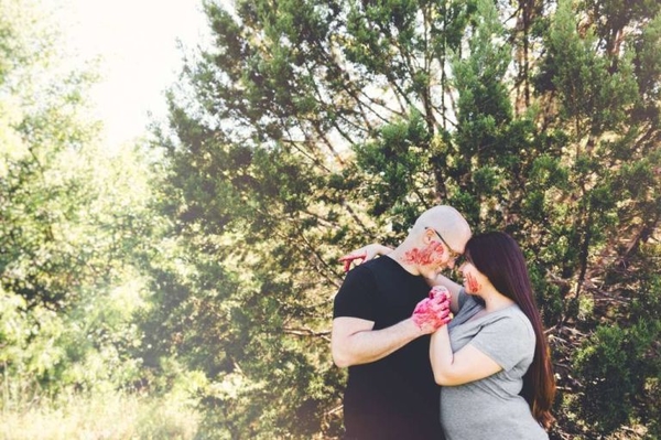 Бывает и так: пара из США устроила "кровавый" фотосет в честь помолвки