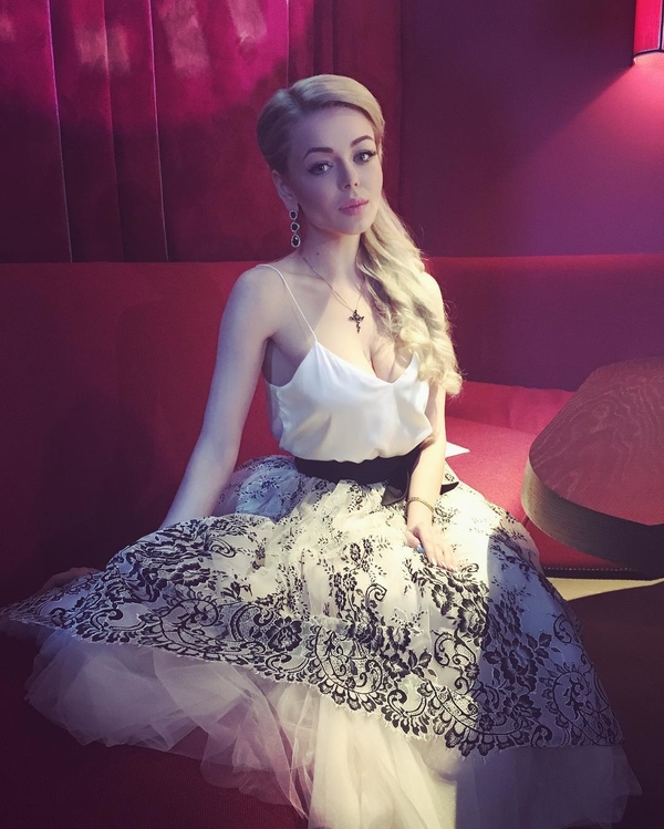 Алина Гросу показала свою детскую фотографию