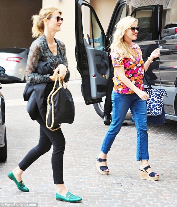 Риз Уизерспун и ее подруга Лора Дерн были замечены перед бизнес-встречей