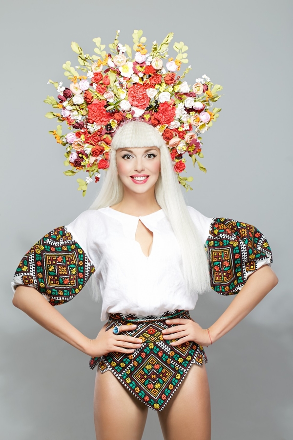 Оля Полякова покрасила кончики волос в розовый цвет