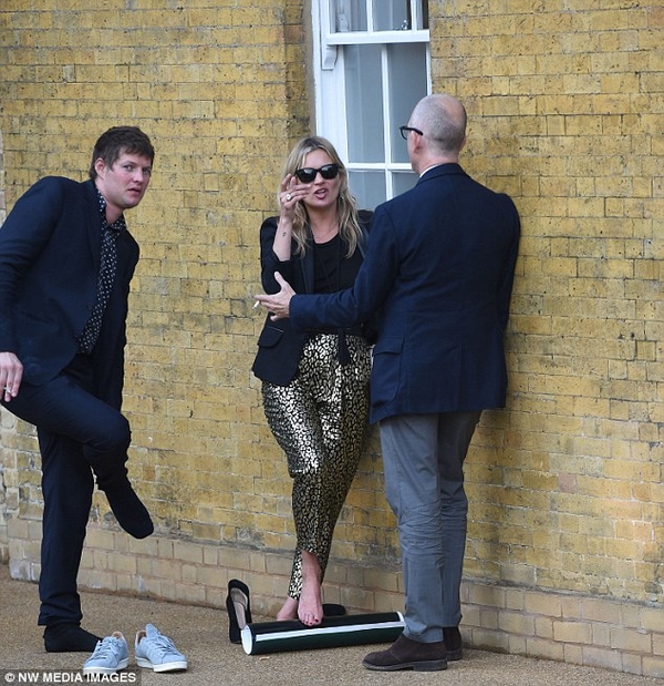 Кейт Мосс сняла обувь на каблуках и вышла на улицу босиком