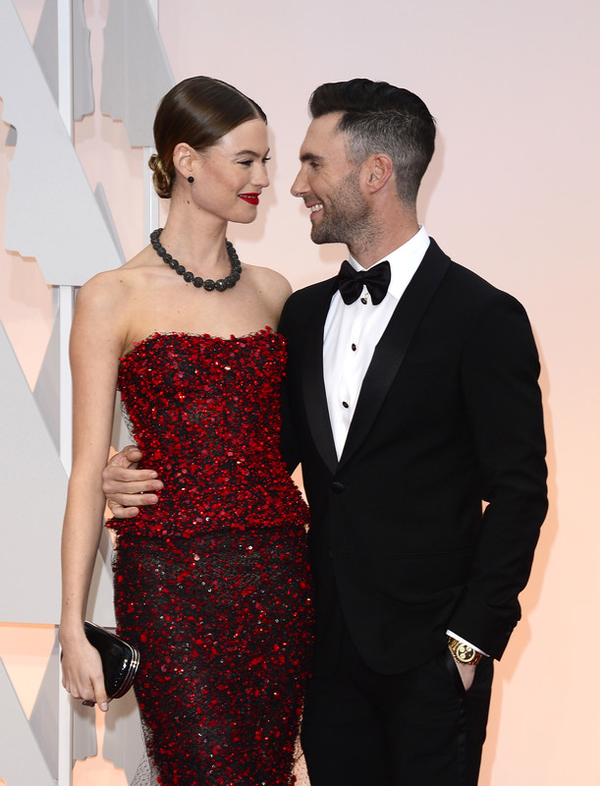 Адам Левин опубликовал топлес-фото своей беременной супруги