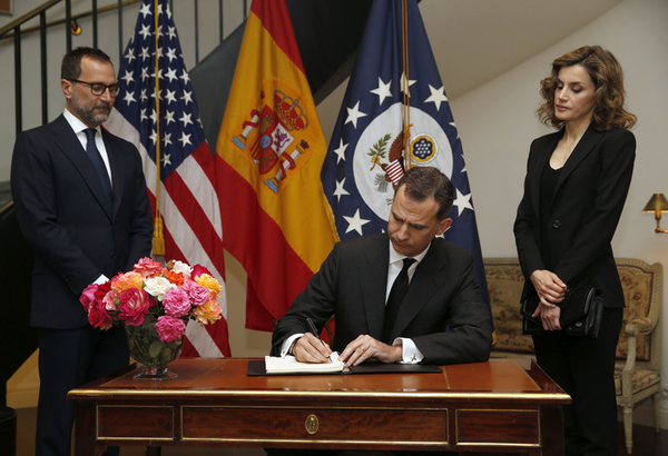 Теракт в Орландо: европейские монархи почтили память погибших