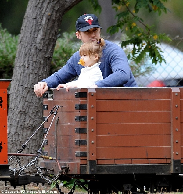 Райан Гослинг прокатился на детской железной дороге с маленькой дочкой