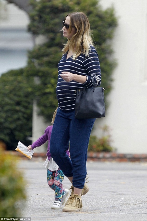 Беременная Эмили Блант прогулялась с повзрослевшей дочкой IVONA UA. 