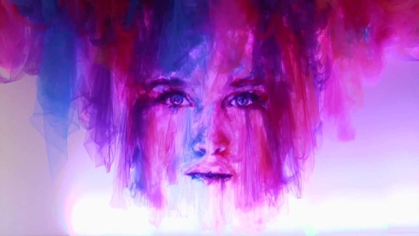 Художник создает картины при помощи ткани и утюга