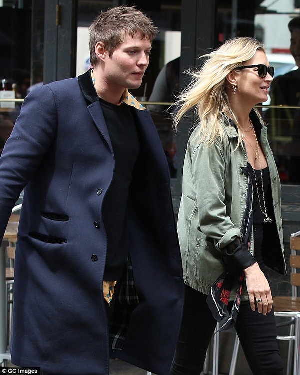 Кейт Мосс поужинала в Лондоне с молодым бойфрендом