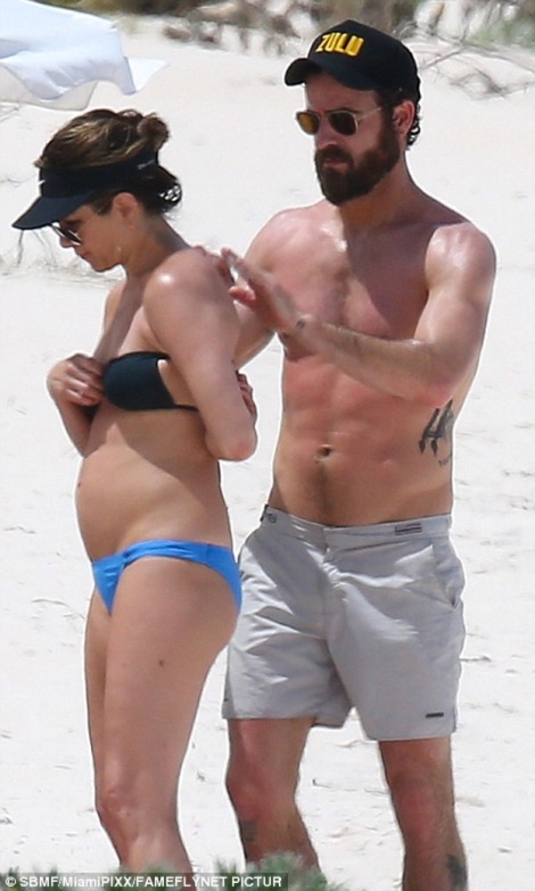 Дженнифер Энистон показала округлившийся живот