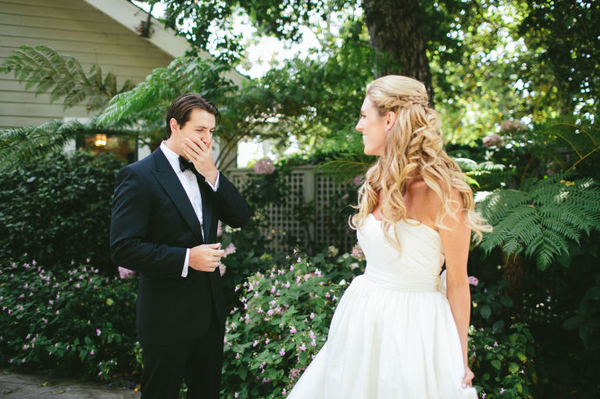 Неподдельные эмоции: женихи впервые увидели своих невест