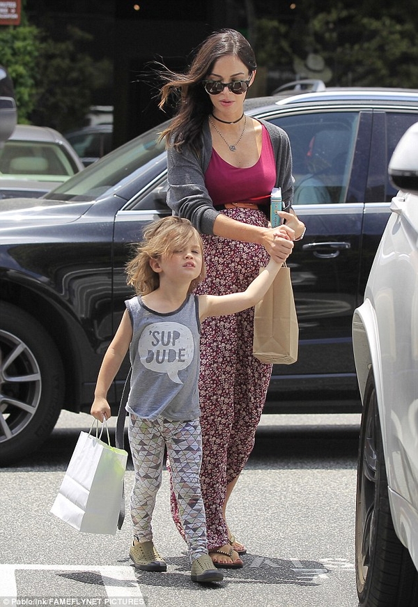 Беременная Меган Фокс прошлась по магазинам с сыном Ноа
