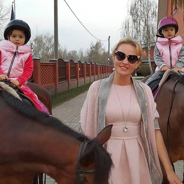 Камалия показала, как ее дочери катаются на лошадях