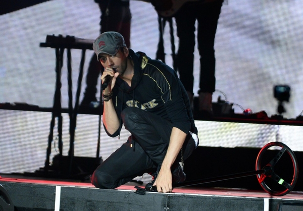 Поклонница запрыгнула на Энрике Иглесиаса во время концерта в Баку