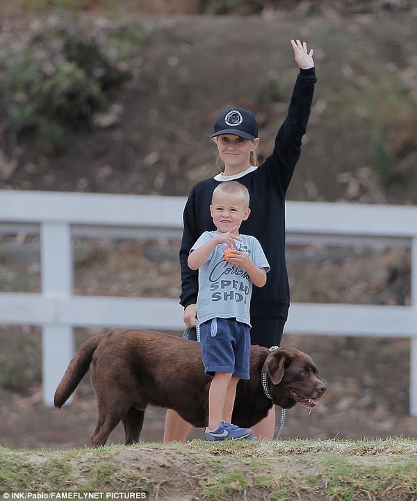 Риз Уизерспун была замечена на прогулке с сыном