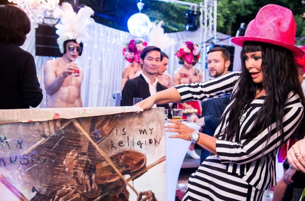 Ассия Ахат объявила о возвращении на сцену