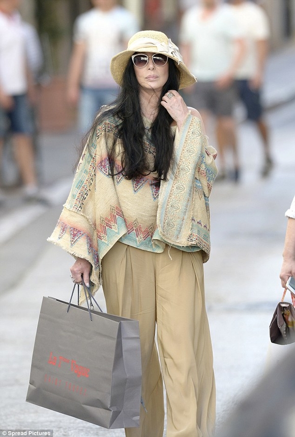 Певица Шер впервые вышла в свет после слухов о смертельной болезни