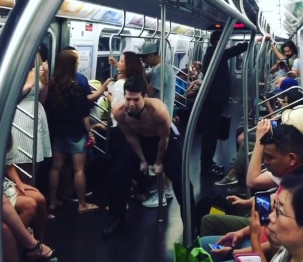 Горячая поездка: в метро Нью-Йорка мужчина станцевал стриптиз