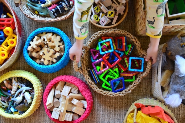 Как заставить ребенка убирать за собой игрушки: забавные методы