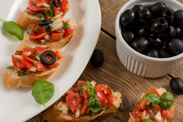 Брускетта с помидорами: ТОП-5 летних рецептов