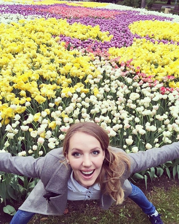 Звезда сериала Деффчонки сняла клип на дебютную песню в ванной