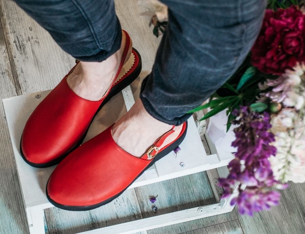 Вещь дня: ярко-красные сабо