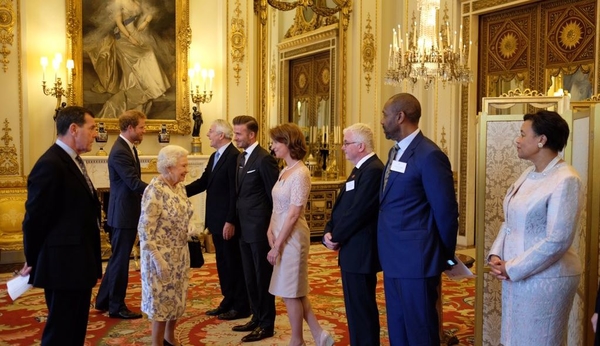 Елизавета II вместе с Дэвидом Бекхэмом наградили молодых ученых