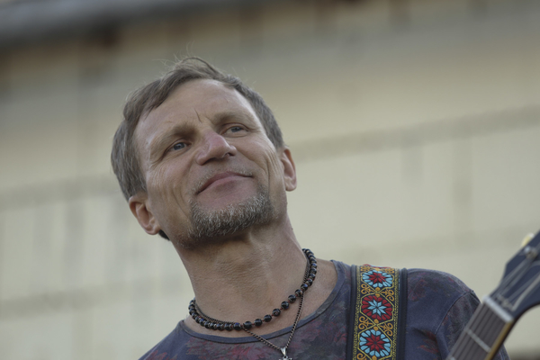 Олег Скрипка отыграет три концерта для украинских воинов на передовой