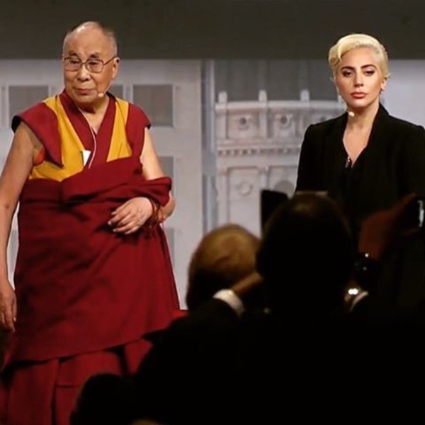 Lady Gaga запретили выступать в Китае после ее встречи с Далай-ламой