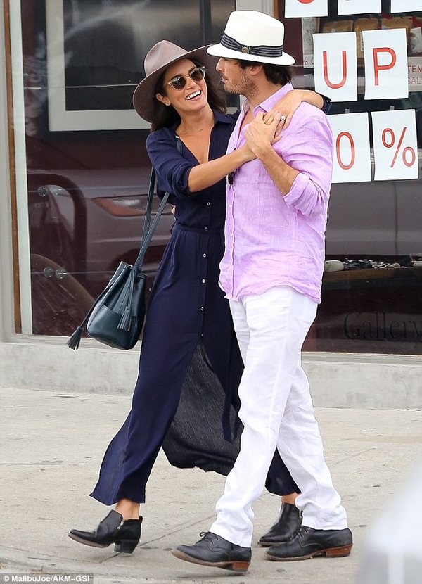 Йен Сомерхолдер и его жена Никки Рид вышли на прогулку в обнимку