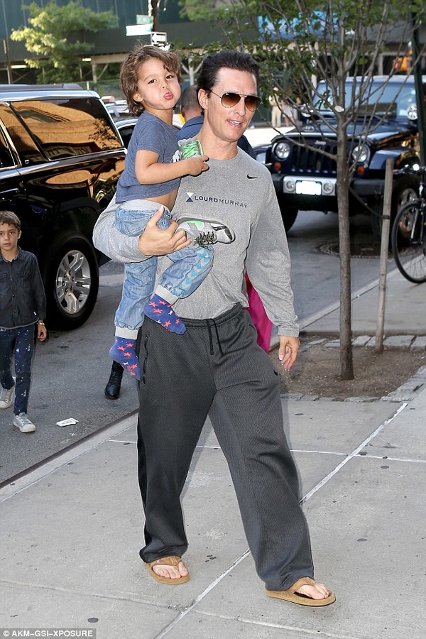 Мэттью Макконахи в домашней одежде вышел на прогулку с семьей