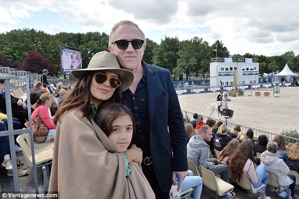 Сальма Хайек с семьей отдыхает в Париже