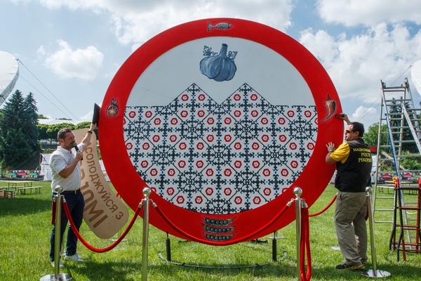 У Львові встановили Національний рекорд: найбільша розмальована тарілка