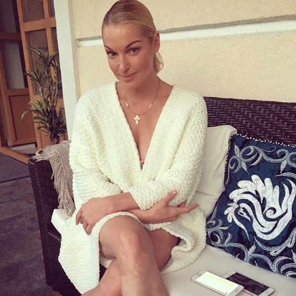 Анастасия Волочкова топлес устроила пикантную фотосессию в море