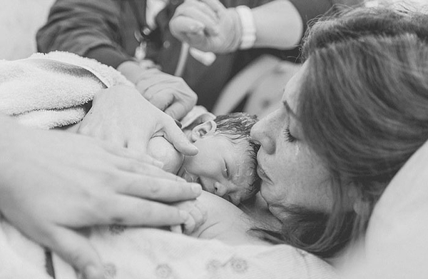 Фотограф запечатлела собственные роды