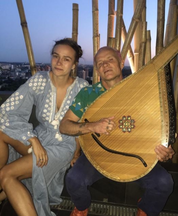 Басист Red Hot Chili Peppers в Киеве сыграл на бандуре