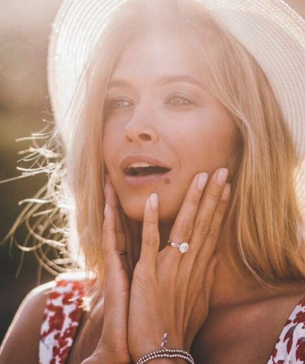 Вера Брежнева поделилась пикантным снимком