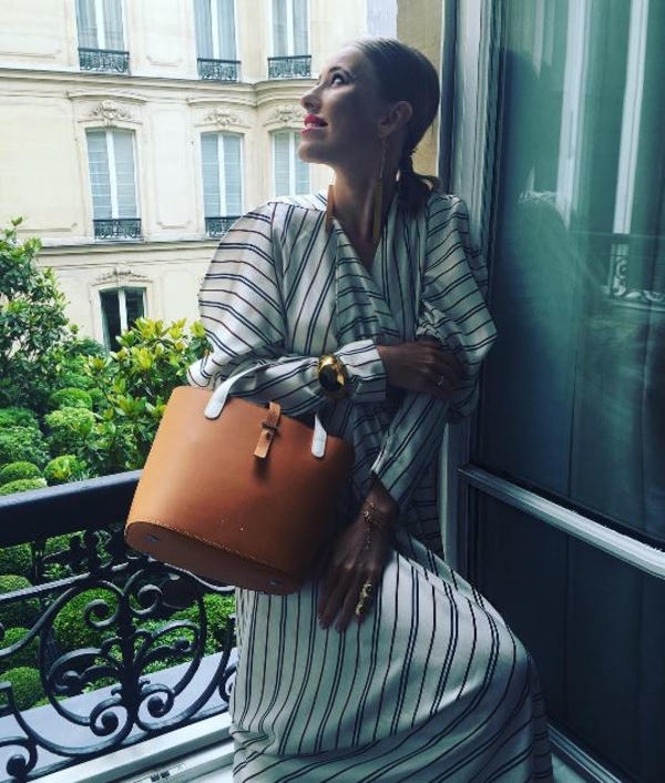 Ксения Собчак поделилась в Instagram серией фото с округлившимся животом