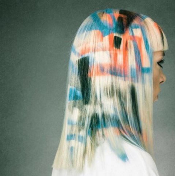 Смелый тренд: граффити на волосах