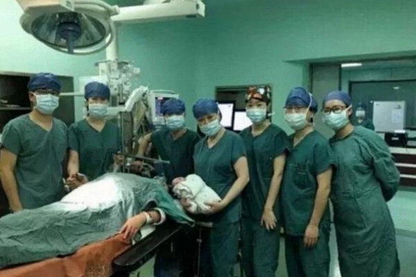 Возраст не помеха: в Китае 61-летняя женщина родила ребенка