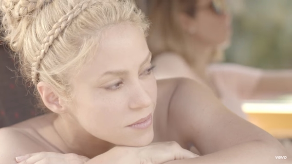 Шакира выпустила яркий клип на песню La Bicicleta