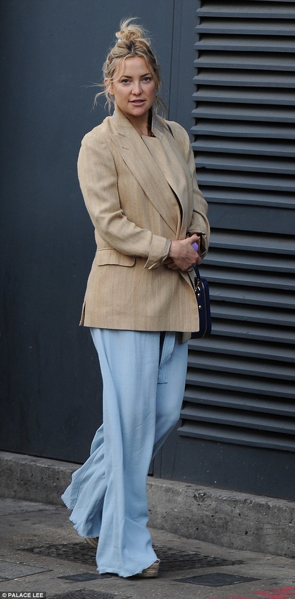 Кейт Хадсон без макияжа прогулялась в Лондоне