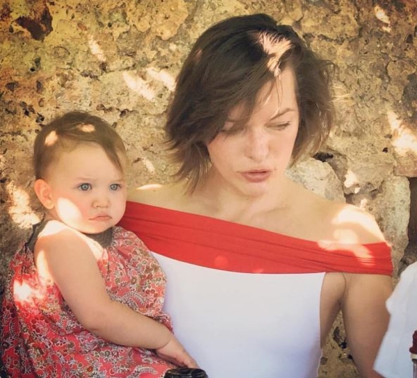 Мила Йовович поделилась трогательным фото с маленькой дочерью