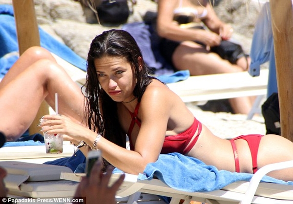 Адриана Лима похвасталась фигурой на пляже в Греции