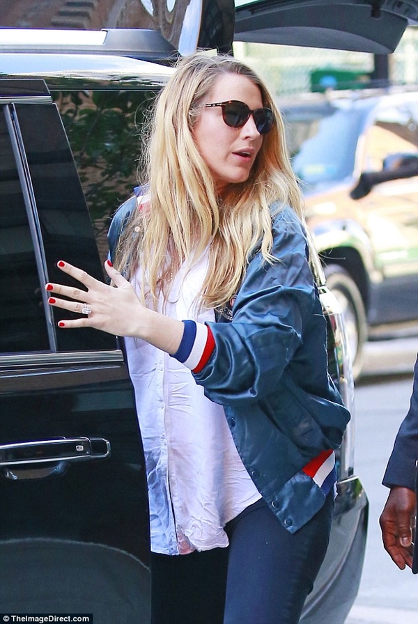 Беременная Блейк Лайвли прогулялась по Нью-Йорку в обуви на высокой платформе