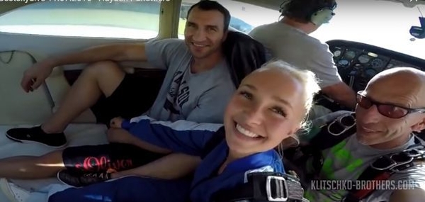 Возлюбленная Кличко Хайден Панеттьери впервые прыгнула с парашютом