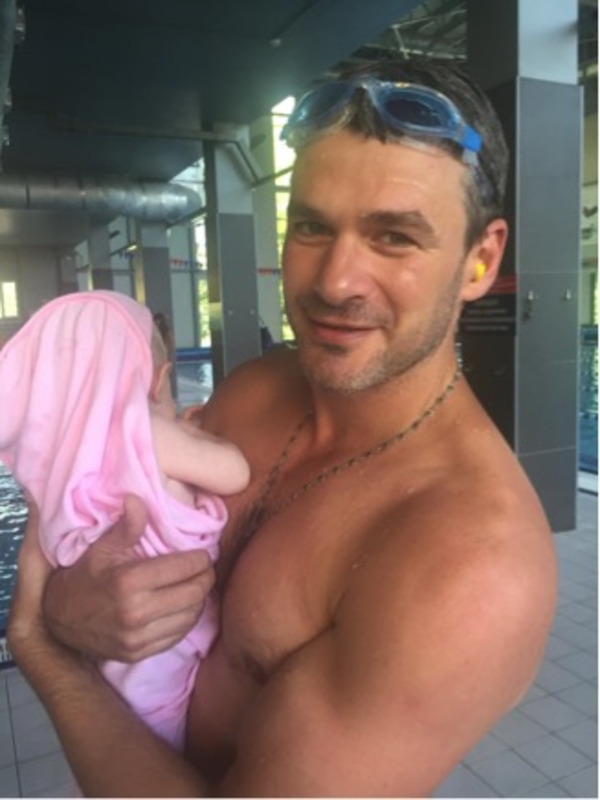 Арсен Мирзоян приучает полугодовалую дочку к спорту