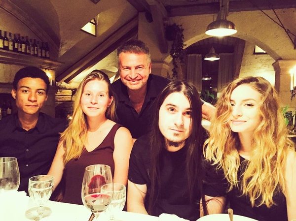 Леонид Агутин провел семейный вечер с дочками и их парнями