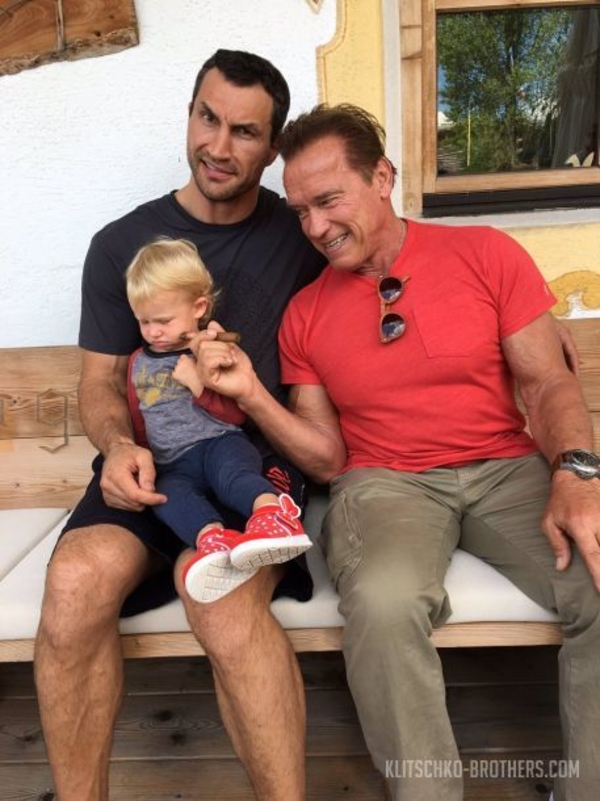 Арнольд Шварценеггер предложил дочери Владимира Кличко сигару