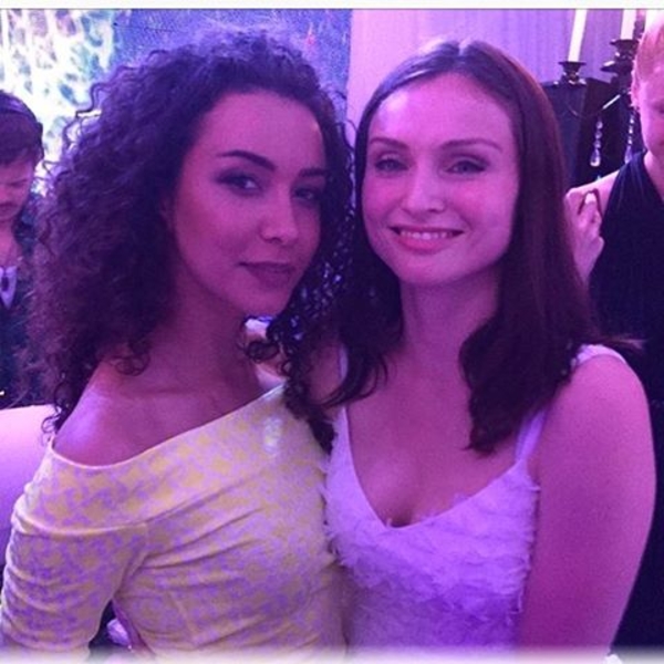 Анетти из Холостяка 6 и Эллис-Бекстор повеселились вместе на вечеринке