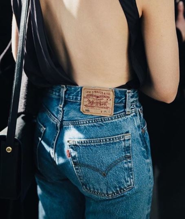 Как выглядеть современно в mom jeans: 10 образов с улиц